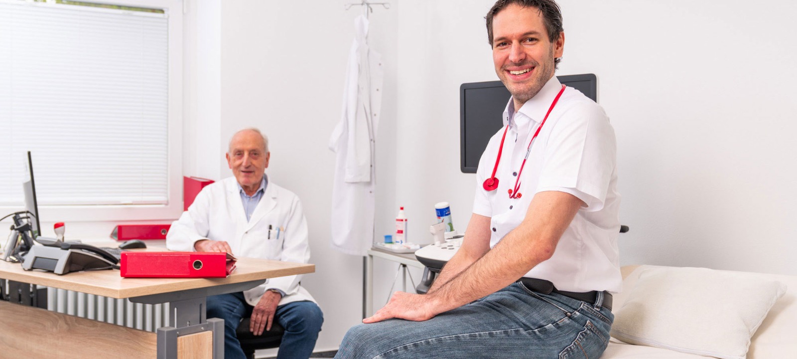 Ärzte der Gemeinschaftspraxis Jochmann & Fuchs im Behandlungszimmer